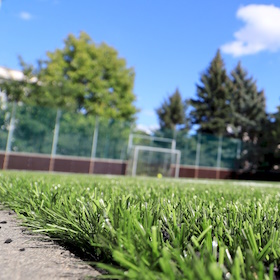 Nově zrenovované fotbalové hřiště ve sportovním centru kolejí VŠE na Jarově.